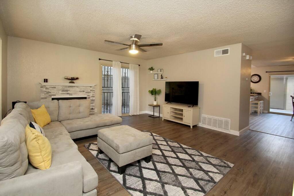 Townhouse By Fsu Savemartcenter Apartamento