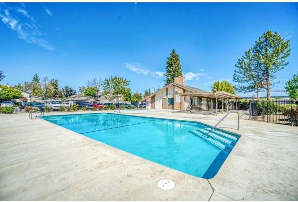 Townhouse By Fsu Savemartcenter Apartamento Fresno