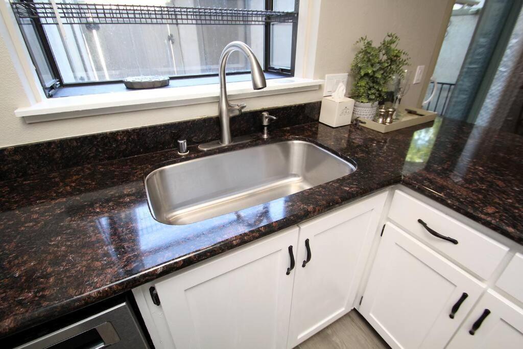 Townhouse By Fsu Savemartcenter Apartamento Fresno
