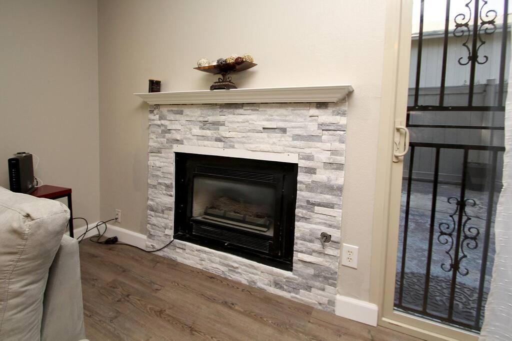 Townhouse By Fsu Savemartcenter Apartamento Fresno