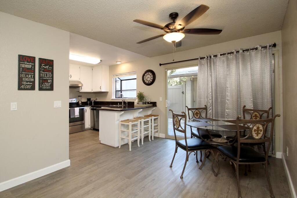 Townhouse By Fsu Savemartcenter Apartamento Fresno