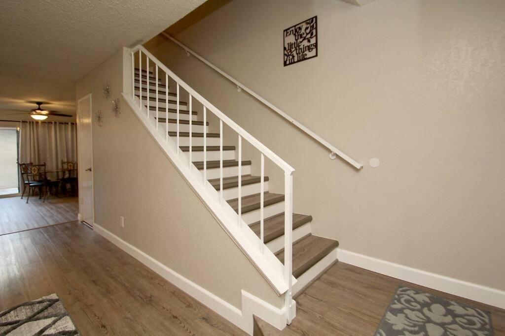 Townhouse By Fsu Savemartcenter Apartamento Fresno