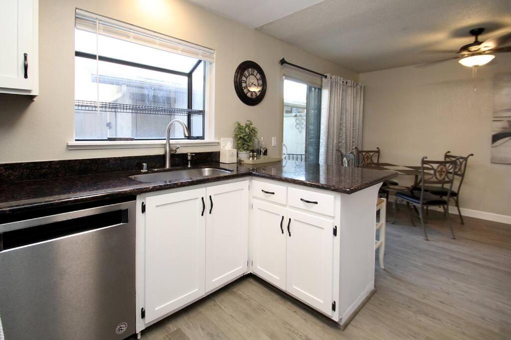 Townhouse By Fsu Savemartcenter Apartamento Fresno