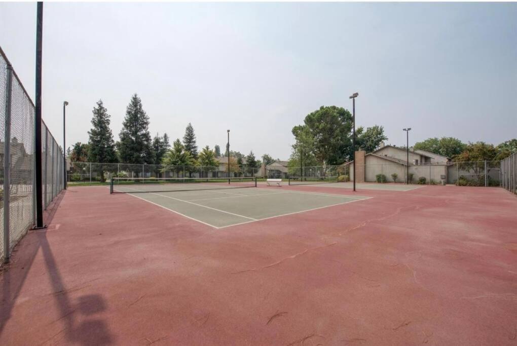 Townhouse By Fsu Savemartcenter Apartamento Fresno