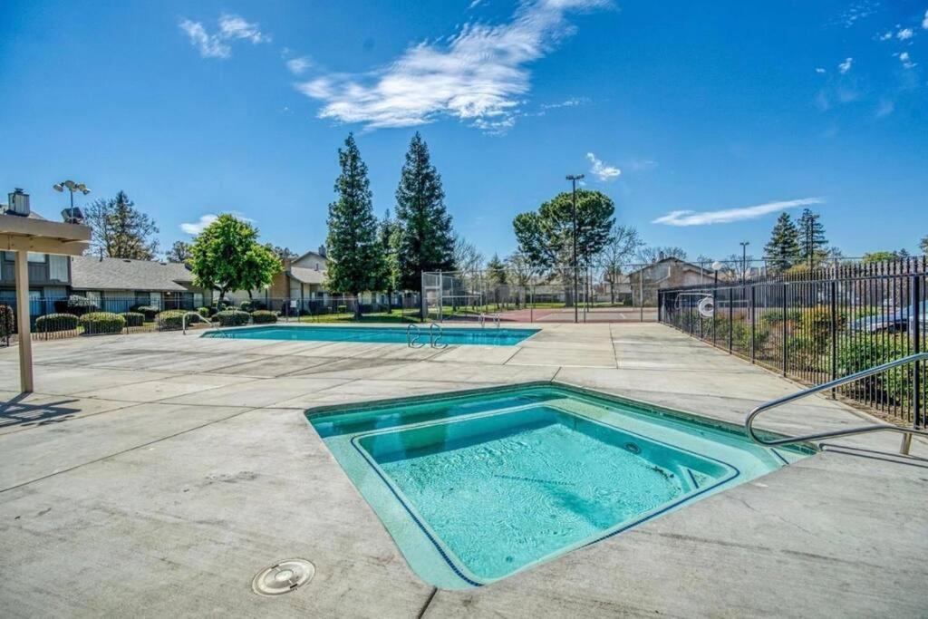 Townhouse By Fsu Savemartcenter Fresno